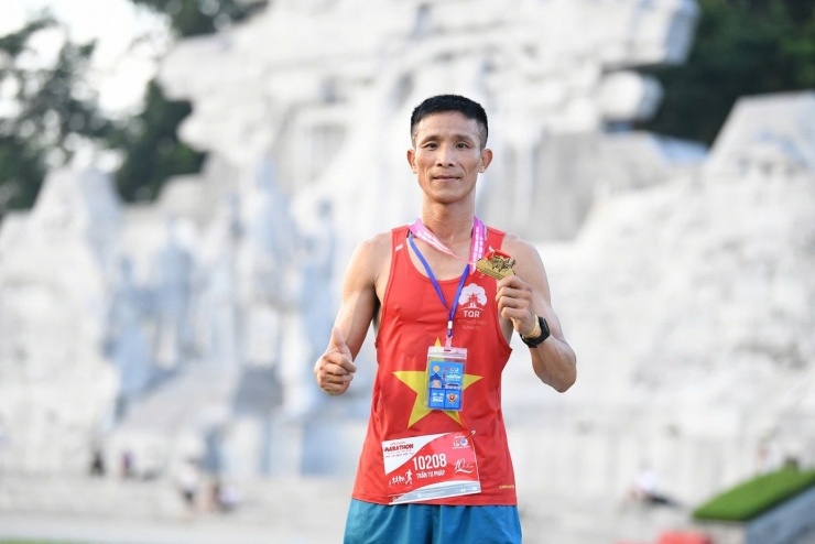 Trần Tư Pháp tự hào với tấm huy chương của Giải chạy Marathon Tuyên Quang 2025.