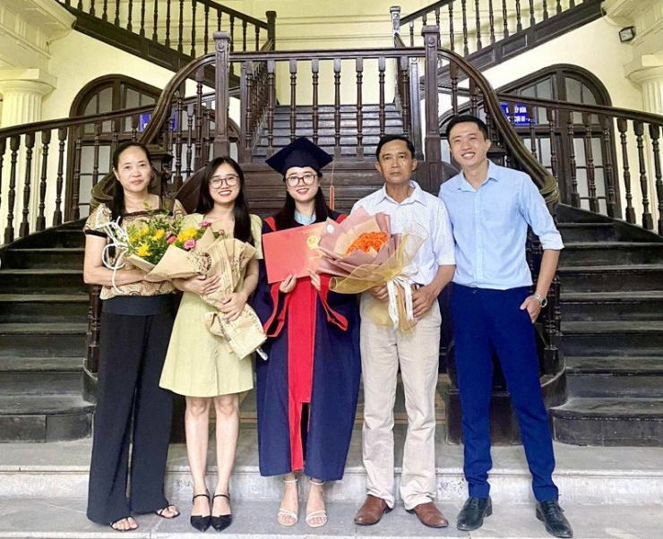 Ngọc (mặc váy vàng) chụp ảnh cùng bố mẹ, anh trai, và chị gái song sinh