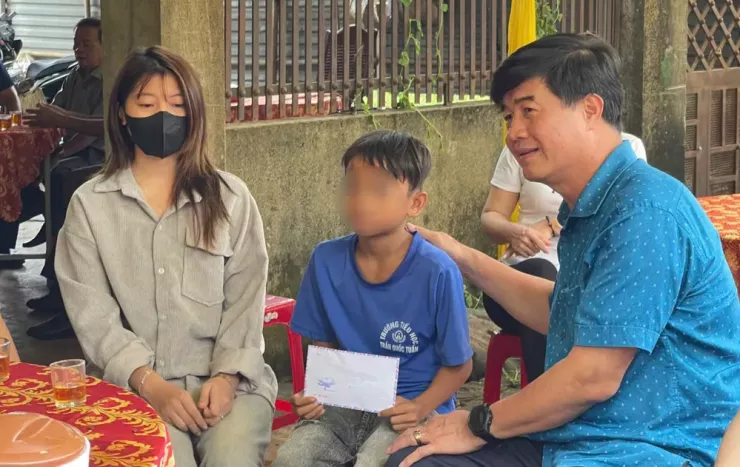 Bé trai dũng cảm cứu bạn được Phó Chủ tịch UBND tỉnh Đắk Lắk biểu dương. Ảnh: T.H