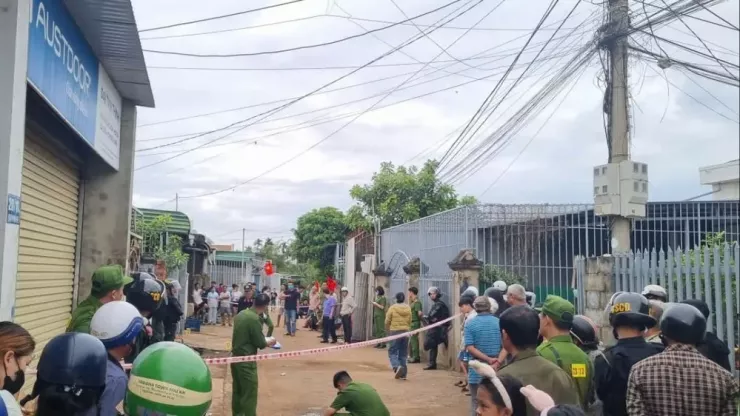 Công an khám nghiệm hiện trường. Ảnh: T.T