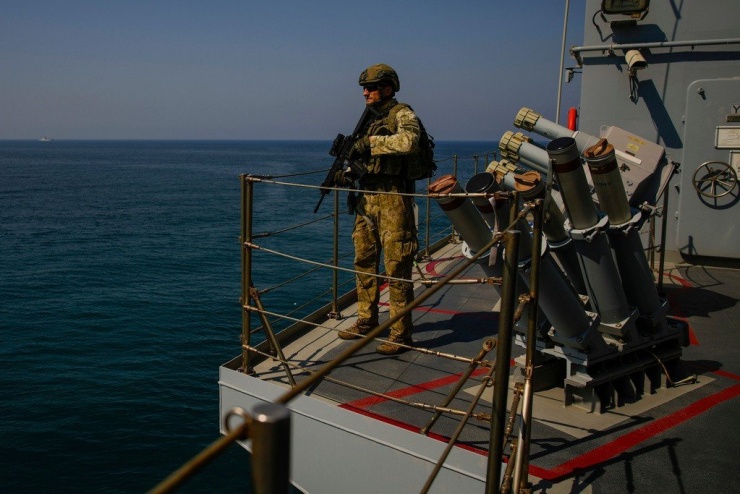 Lính Thổ Nhĩ Kỳ đứng gác trên tàu quân sự di chuyển trên Biển Địa Trung Hải, hướng đến cảng Beirut để cung cấp viện trợ nhân đạo và sơ tán công dân Thổ Nhĩ Kỳ khỏi Li-băng, ngày 9/10/2024. (Ảnh: AP)