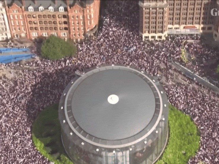 Biểu tình lớn hơn 100.000 người ở Anh: Ẩu đả dữ dội với cảnh sát