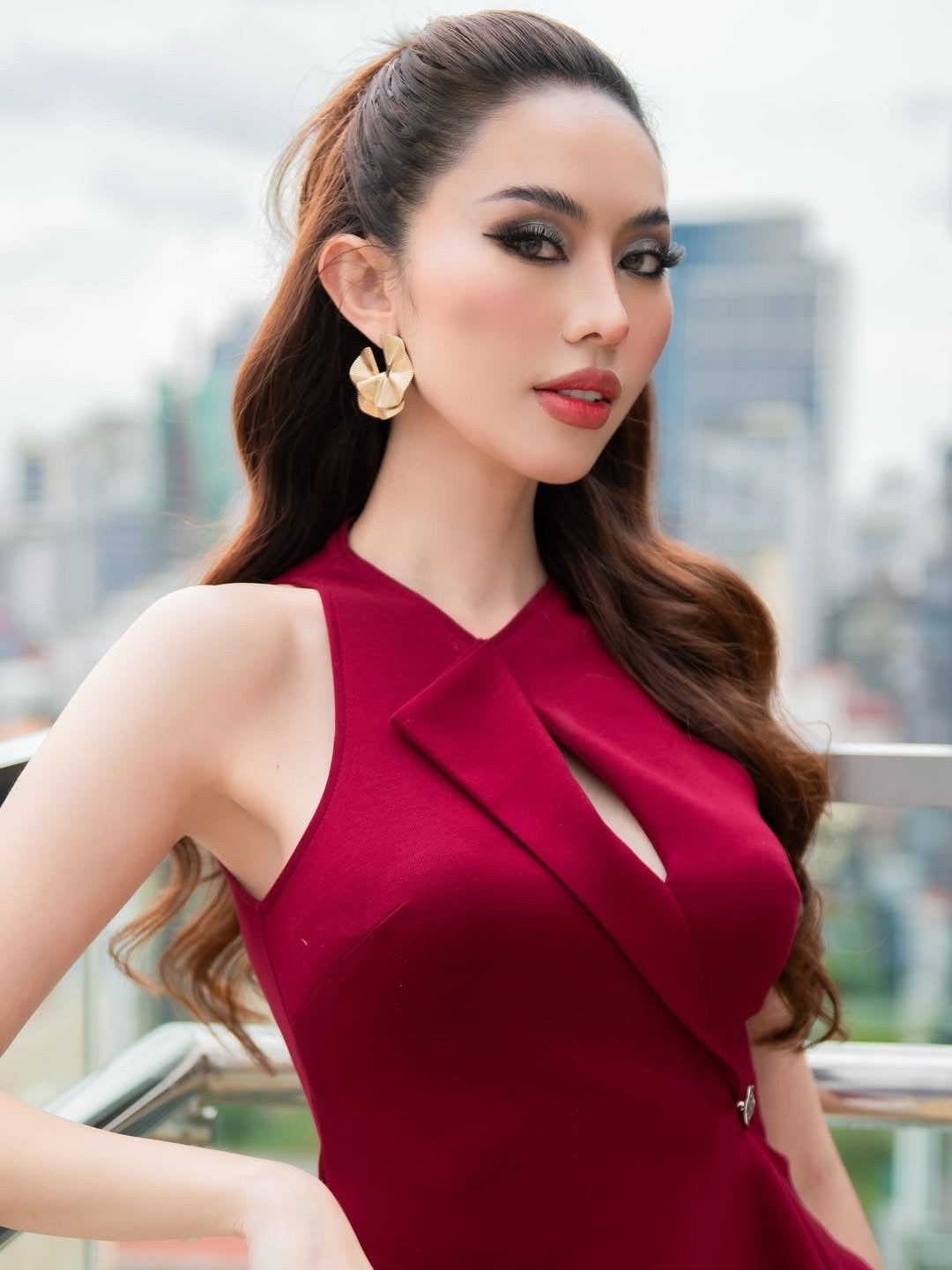 Tân Hoa hậu Hoàn vũ Campuchia Fi Yata là ca sĩ, diễn viên, người mẫu và doanh nhân.