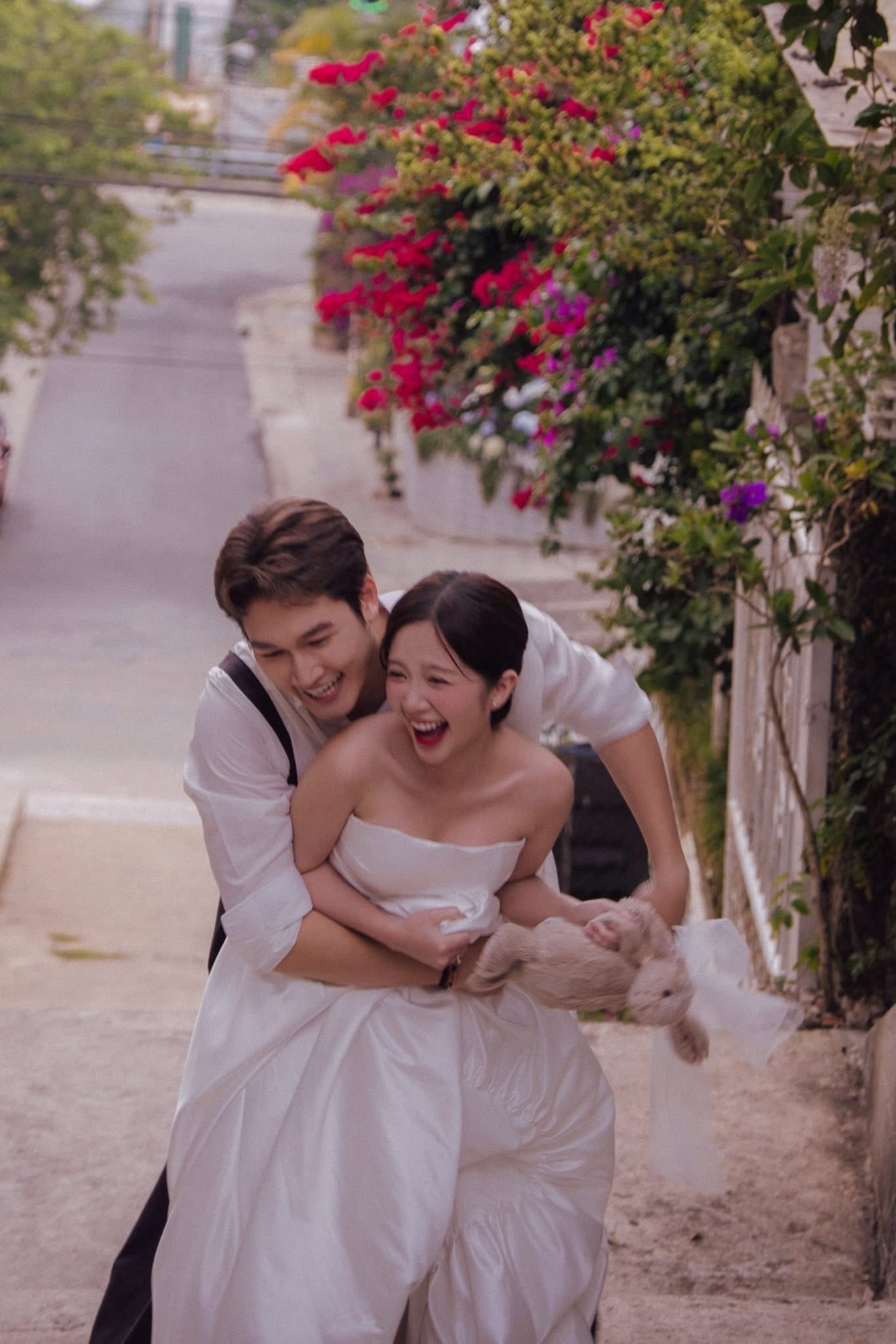 Đình Tú và Ngọc Huyền đã đăng ký kết hôn, dự định tổ chức đám cưới vào tháng 11. Trước nghi vấn cưới chạy bầu, Ngọc Huyền phủ nhận.