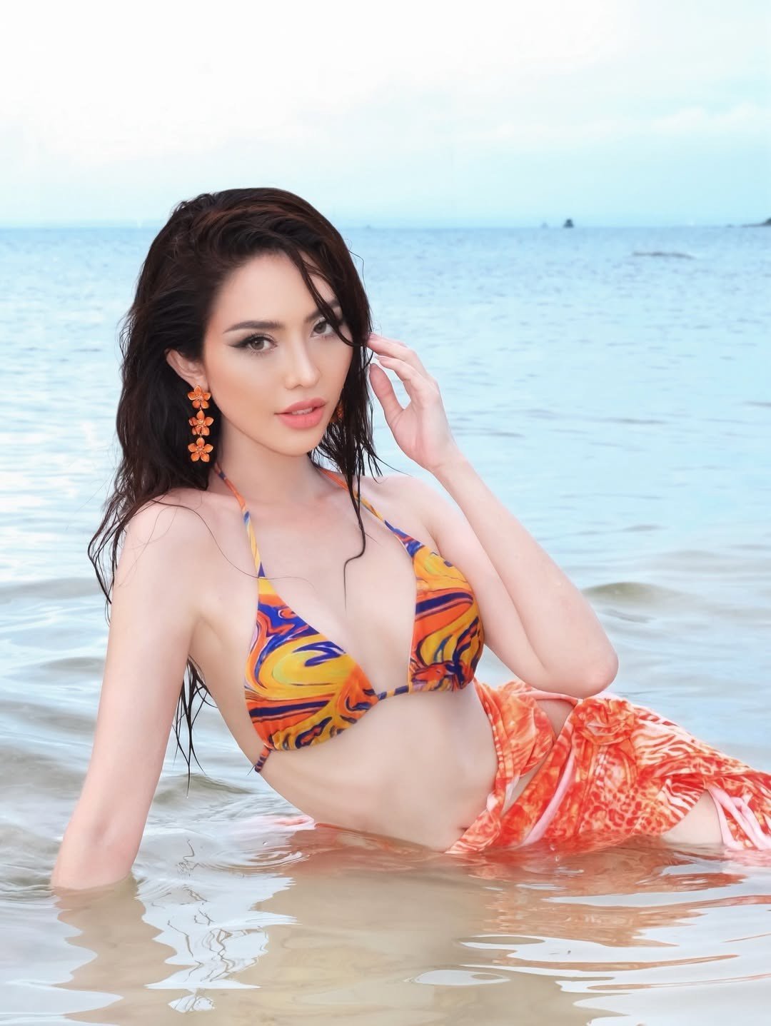 Là diễn viên, ca sĩ nên Fi Yata có thể mạnh biểu cảm, trình diễn trước ống kính. Tuy nhiên, vẫn có nhiều ý kiến cho rằng cô chỉnh sửa quá nhiều, khiến gương mặt đơ cứng.