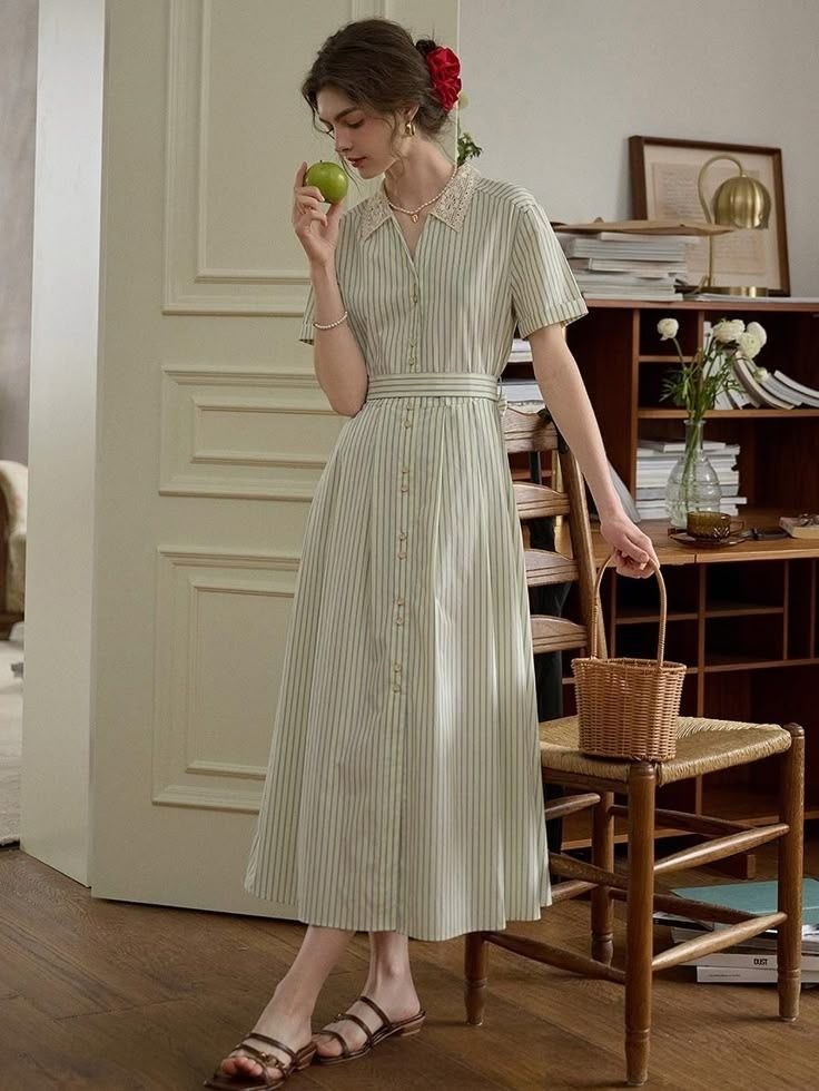 Váy sơ mi thuộc nhóm thiết kế kinh điển, tạo ra vẻ ngoài chững chạc mà vẫn giữ được sự gần gũi.