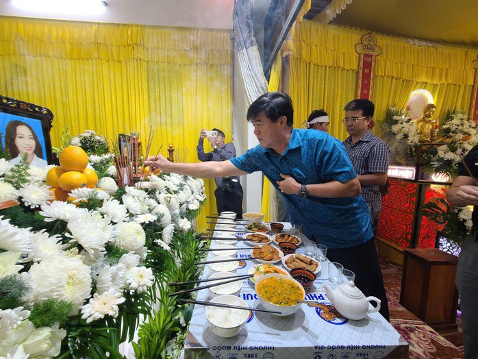 Ông Nguyễn Thiên Văn thăm viếng các nạn nhân trong vụ thảm án