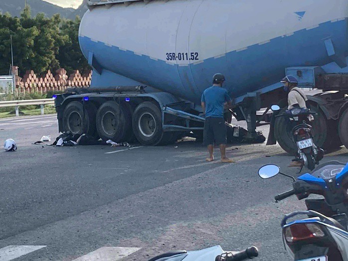 Hiện trường vụ tai nạn khiến 2 người đi xe máy tử vong. Ảnh: DT