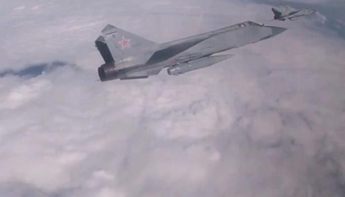 Hai máy bay MiG-31K cất cánh từ bán đảo Kola, thực hiện nhiệm vụ kéo dài 4 giờ trên biển Barents. Cả hai máy bay đều mang theo tên lửa Kinzhal. Ảnh: Bộ Quốc phòng Nga