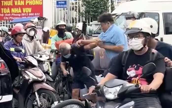 Hình ảnh người đàn ông đánh vào mặt cụ ông.