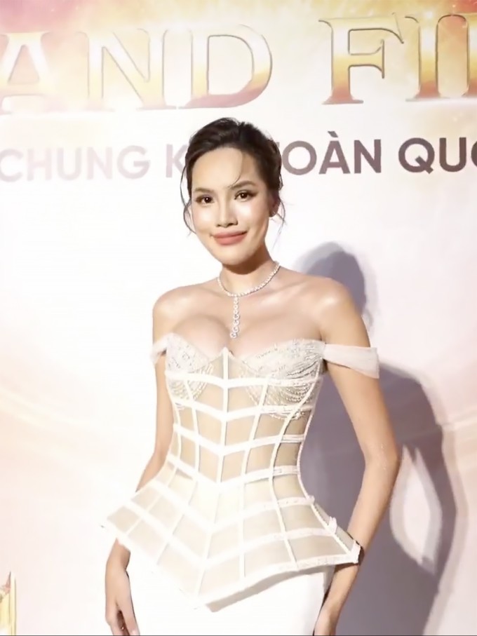 Hoa hậu Lê Hoàng Phương - giám đốc điều hành Miss Grand Vietnam 2025 - khai thác lợi thế hình thể qua xiêm y nhiều khoảng hở.
