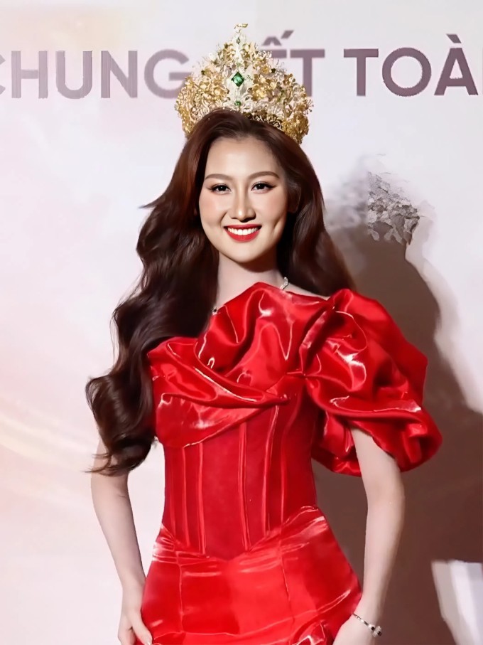 Đương kim Miss Grand Vietnam Võ Lê Quế Anh thu hút ống kính khi diện váy đỏ xếp nếp 3D cầu kỳ. Cô sẽ trao vương miện hoa hậu cho người kế nhiệm vào tối nay.