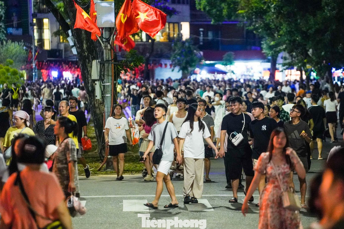 Quảng trường Đông Kinh Nghĩa Thục đông nghẹt người tối cuối tuần - 3