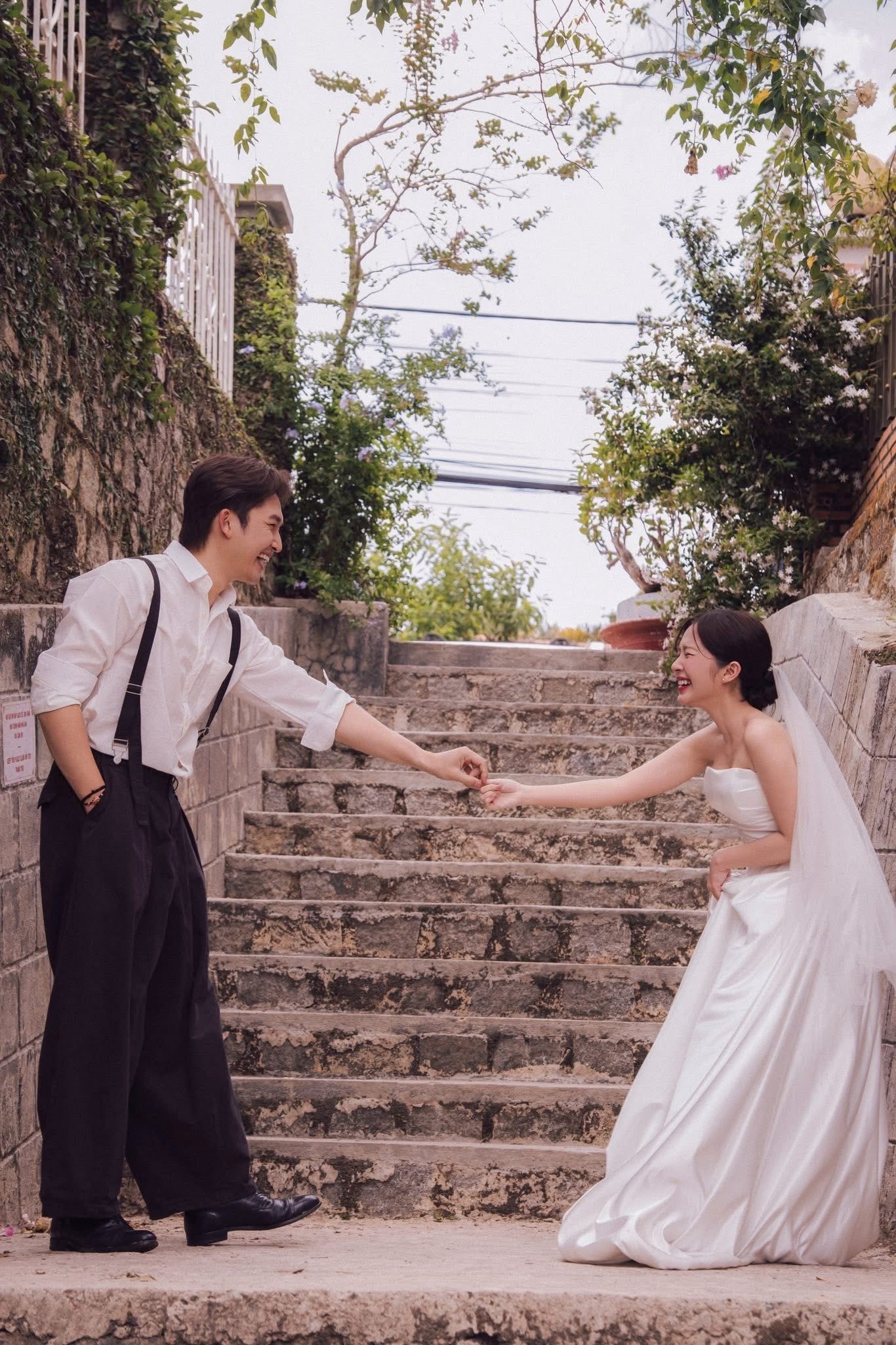Chỉ sau 2 giờ đăng tải, bộ ảnh cưới của Đình Tú - Ngọc Huyền thu hút hơn 20.000 lượt tương tác cùng hàng trăm bình luận.