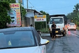 Dùng búa đánh phụ nữ rồi nghi lao vào xe tải tự tử