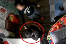 Vụ 'bé trai bị mẹ kế bạo hành': Người cha đăng tải clip lên mạng xã hội?