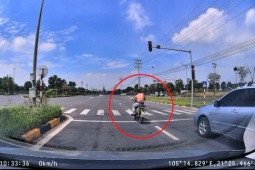 Xe máy - Xe đạp - Clip: Thanh niên vượt đèn đỏ, tự đâm vào dải phân cách giữa đường