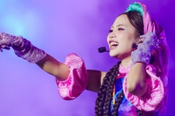 30 'Em xinh say hi' khuấy động concert đầu tiên