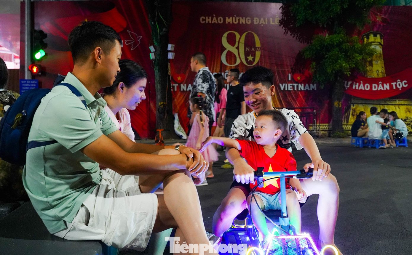 Quảng trường Đông Kinh Nghĩa Thục đông nghẹt người tối cuối tuần - 6