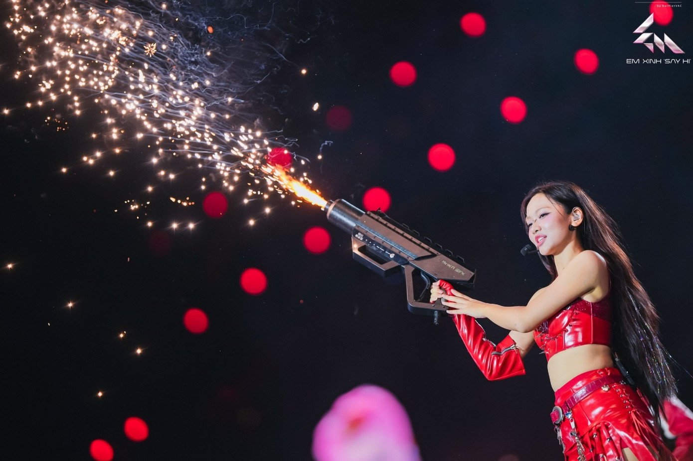 Sân khấu hoành tráng của Em xinh say hi.