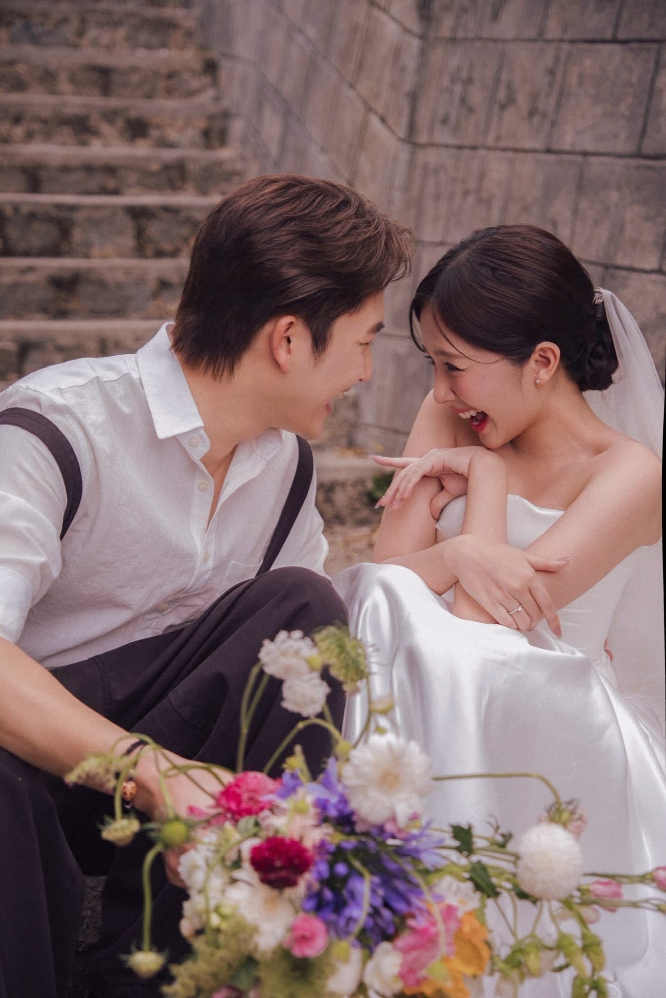 Bên cạnh những lời chúc phúc, số đông ấn tượng về biểu cảm tự nhiên và nụ cười rạng rỡ của cả hai.