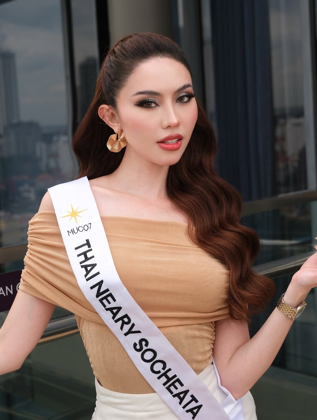 Nữ ca sĩ có 1,3 triệu người theo dõi đăng quang hoa hậu - 5