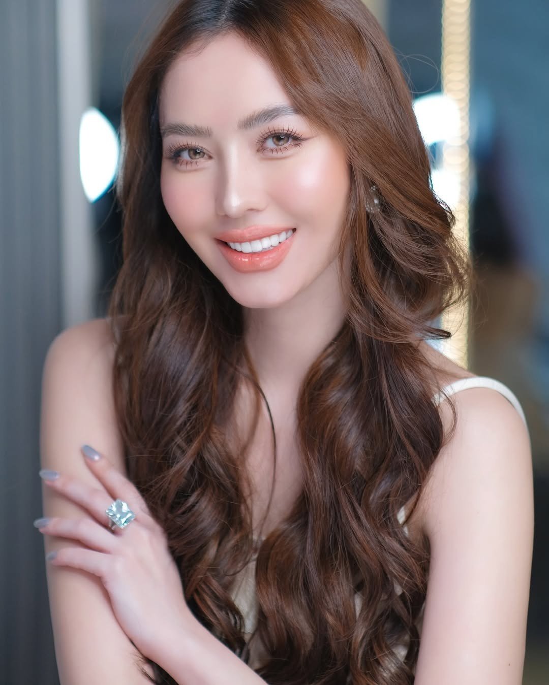 Nữ ca sĩ có 1,3 triệu người theo dõi đăng quang hoa hậu - 7