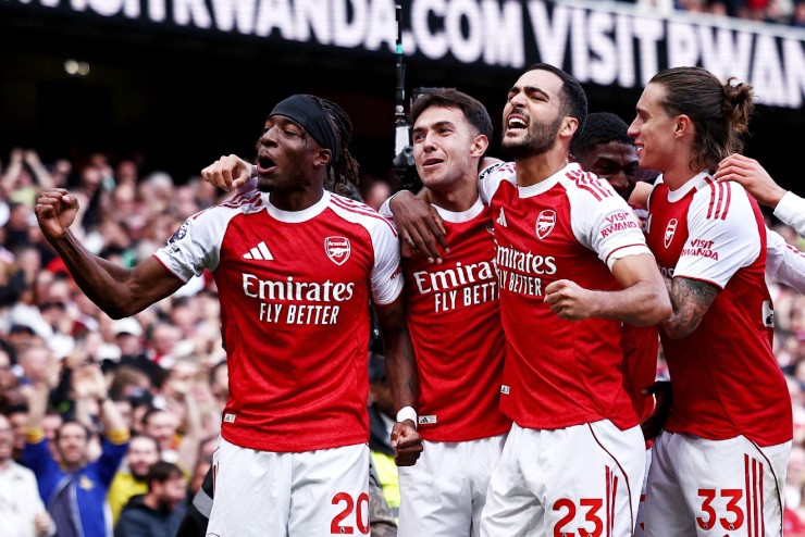 Arsenal chiếm ngôi đầu bảng