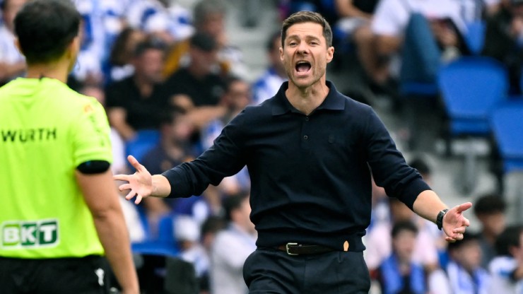 HLV Alonso phản ứng dữ dội với trọng tài và VAR