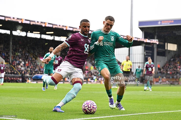 Liverpool (áo xanh) gặp không ít khó khăn