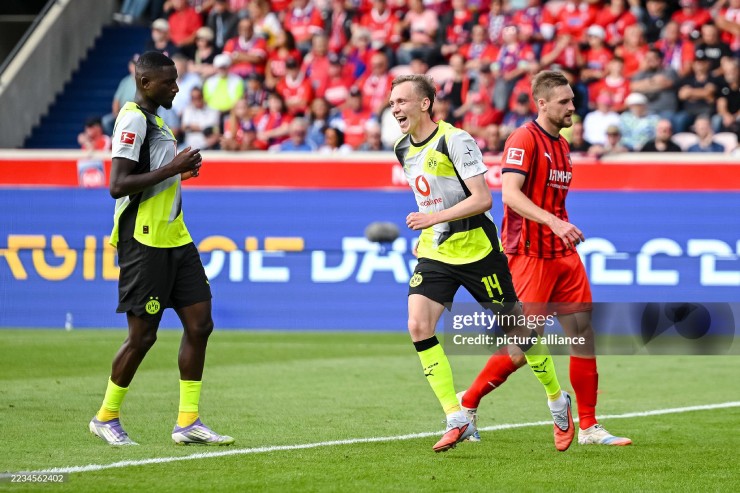 Dortmund thắng dễ