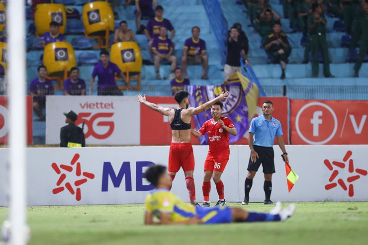 Pedro Henrique (cởi áo) ghi bàn duy nhất của trận đấu derby thủ đô
