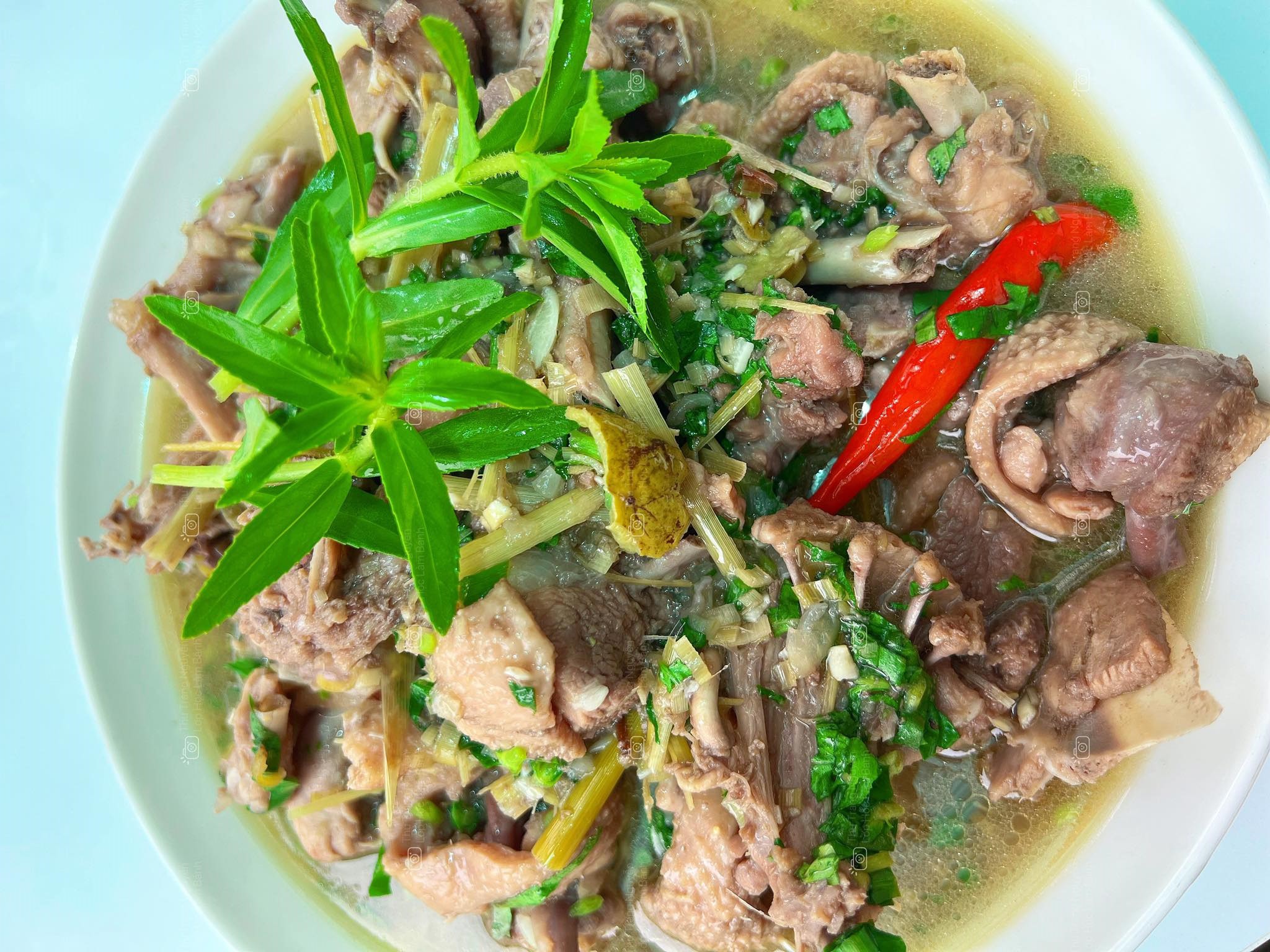 Vịt om sấu ăn cùng bún hoặc cơm đều rất ngon!