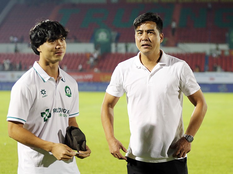 HLV Việt Thắng trò chuyện với Công Phượng sau trận đấu.