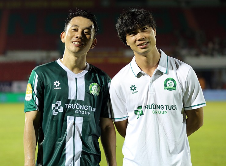 Công Phượng xuống sân chúc mừng Minh Vương và đồng đội.