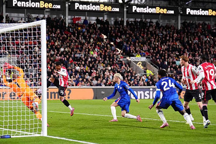 Fabio Carvalho lẻn ra cột xa gỡ hòa 2-2 cho Brentford trước sự sững sờ của Garnacho
