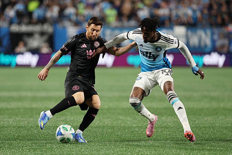 Messi đối đầu Zaha