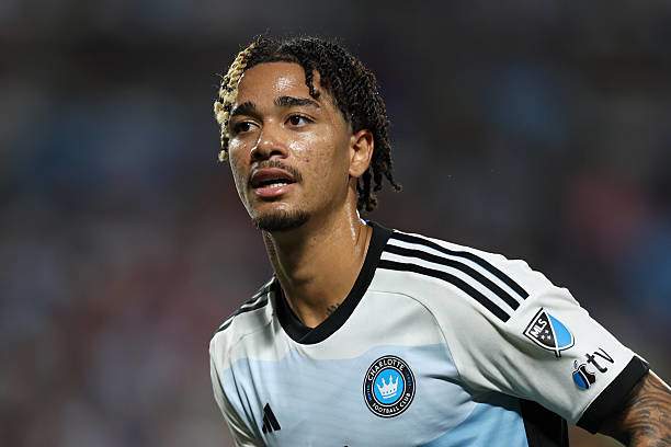 Toklomati lập hat-trick