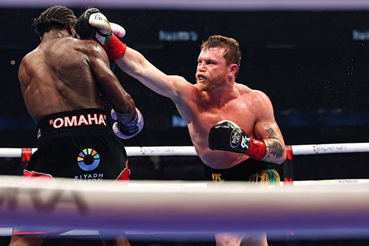 Canelo Alvarez (phải) với một cú đấm tay phải vào sát mặt của Crawford