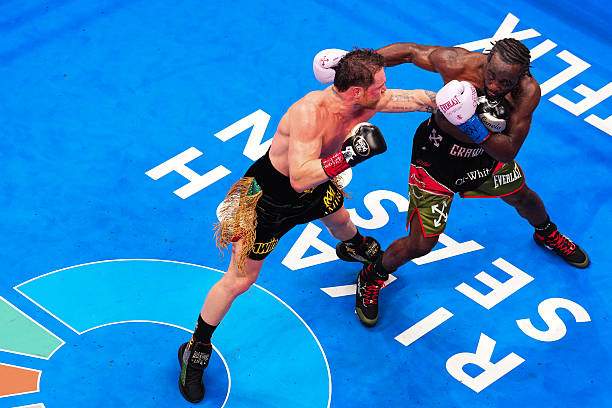 Crawford phản công trước một pha áp sát của Canelo