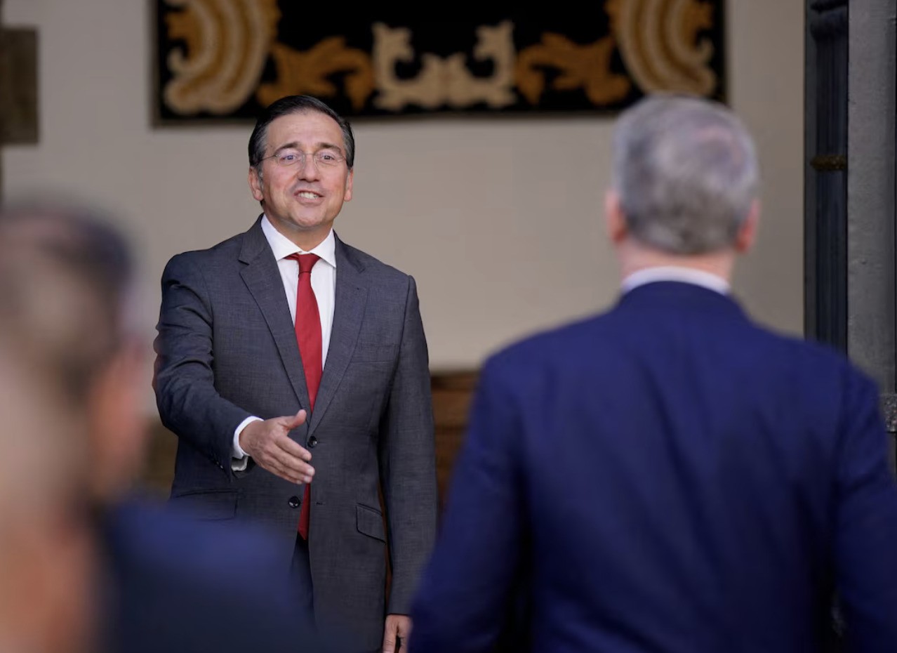 Bộ trưởng Ngoại giao Tây Ban Nha Jose Manuel Albares chào đón Bộ trưởng Tài chính Mỹ Scott Bessent để tiếp tục thảo luận về các vấn đề thương mại, kinh tế và an ninh quốc gia, tại Madrid, Tây Ban Nha, ngày 14/2025. Ảnh: Reuters