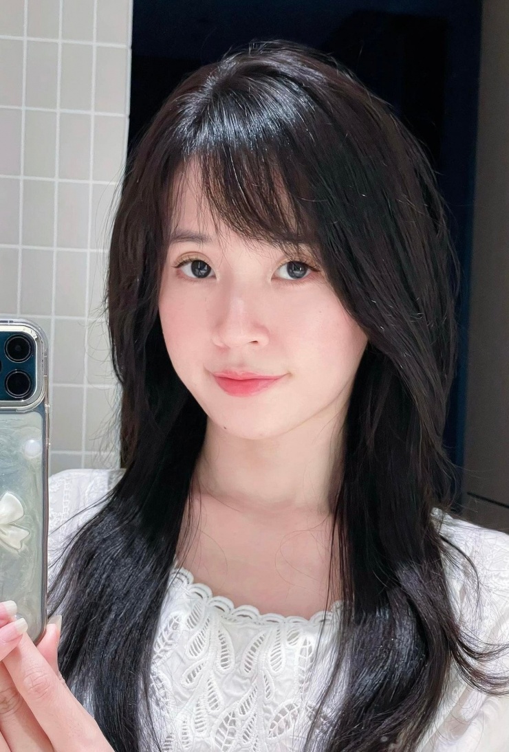 Trong hình ảnh được đăng tải, Midu xuất hiện với mái tóc cắt tỉa bồng bềnh, phần mái thưa buông rủ tự nhiên. Đây là kiểu tóc đang được nhiều bạn trẻ yêu thích bởi khả năng tôn đường nét gương mặt, giúp diện mạo thêm mềm mại và hiện đại.