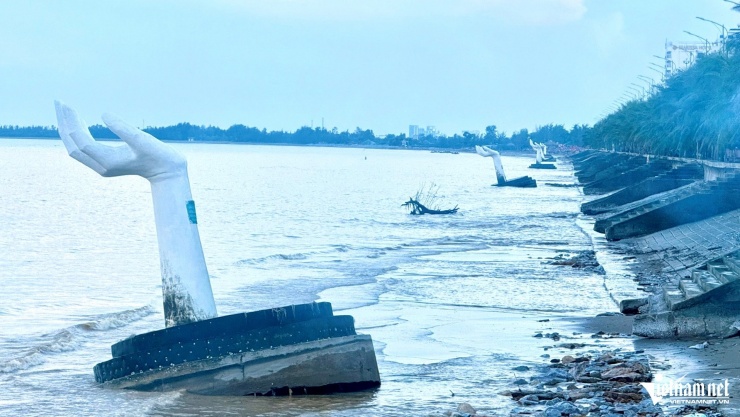 5 "cánh tay khổng lồ" ở biển Hải Tiến đã bị xô nghiêng. Ảnh: Lê Dương