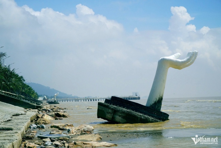 Những "cánh tay" có thể bị đổ sập bất cứ lúc nào. Ảnh: Lê Dương