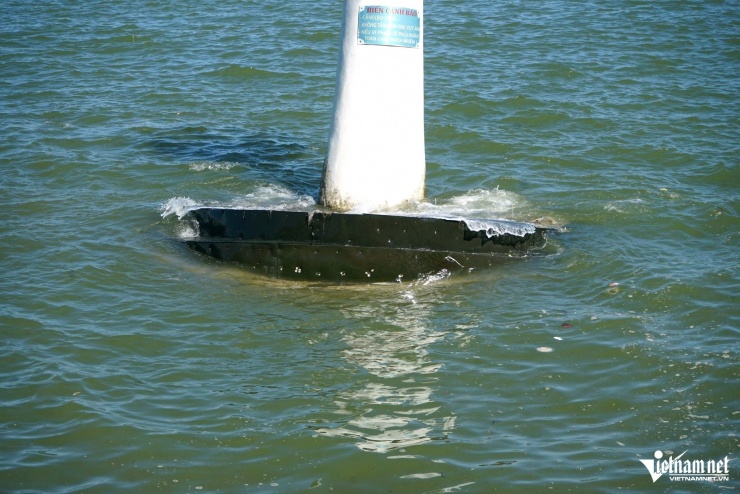 Chân đế bị nước biển bao trùm. Ảnh: Lê Dương