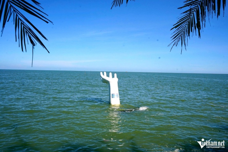 Nhìn xa chỉ thấy mỗi cánh tay trơ trọi. Ảnh: Lê Dương