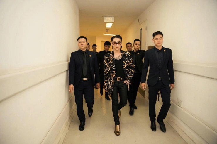 Hình ảnh Sơn Tùng M-TP sải bước cùng dàn vệ sĩ dần trở nên quen thuộc. Ảnh: Tư liệu