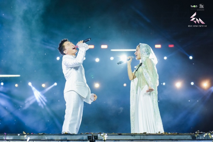 Anh Tú cùng LyLy song ca bản demo bài hát Không Đau Nữa Rồi tại concert Em Xinh Say Hi.