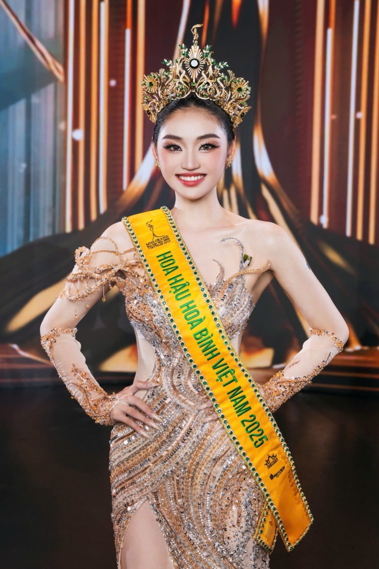 Nguyễn Thị Yến Nhi - thí sinh 21 tuổi đến từ Đắk Lắk - vượt qua 34 đối thủ để giành ngôi vị cao nhất trong chung kết Hoa hậu Hòa bình Việt Nam 2025, tối 14/9.