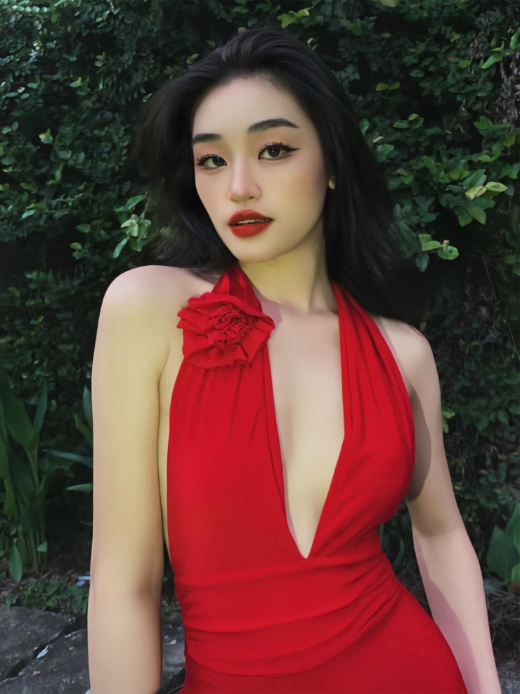 Có lúc Yến Nhi sexy hết cỡ trong mẫu đầm đỏ xẻ ngực sâu, làm nổi bật làn da trắng cùng vòng một đầy đặn.